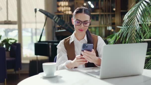 Álmodozó Trendi Üzletasszony Elmerül Munkában Hotel Éttermében Ügyesen Használja Mobilt — Stock videók