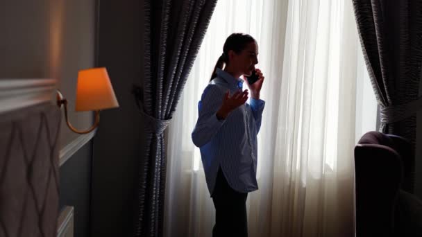 Wütende Frau Telefoniert Auf Geschäftsreise Hotelzimmer Genervte Person Telefoniert Fenster — Stockvideo
