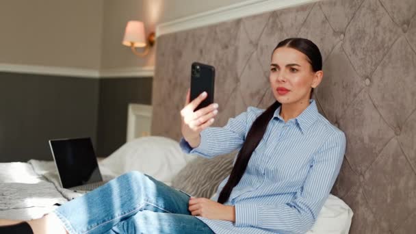 Mladá Žena Hotelovém Pokoji Znepokojena Nedostatkem Signálu Mobilních Telefonů Vykazuje — Stock video