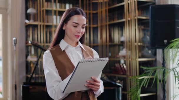 Pretty Businesswoman Tomando Notas Notebook Restaurante Upscale Long Haired Lady — Vídeo de Stock