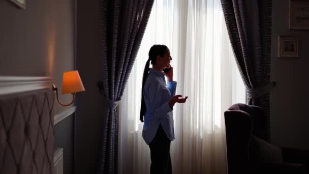 Side View Stylish Female Manager Standing Window Silhouette Talking Phone — Stock Video