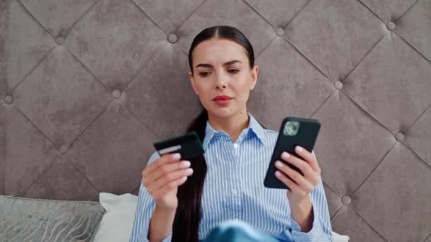 Lady Versuchen Über Bank App Auf Dem Handy Bezahlen Probleme — Stockvideo