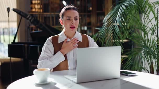 Mujer Negocios Sentada Restaurante Lidia Con Dificultad Para Respirar Malestar — Vídeo de stock