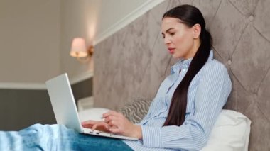 Beyaz şoke olmuş gözlüklü bir kız, şok sisteminde bir hata olduğunu hissetti. Bilgisayardaki hata, bilgisayardaki veriyi kaybetti. İnternetteki internet uygulaması, internet sorunu, otel odasındaki iş hatası..