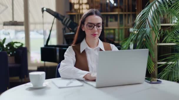 Mulher Negócios Concentrada Sentada Mesa Redonda Frente Laptop Moderno Olhando — Vídeo de Stock