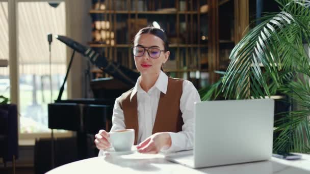 Traumhafte Geschäftsfrau Professioneller Kleidung Schlürft Anmutig Einen Duftenden Cappuccino Genießt — Stockvideo