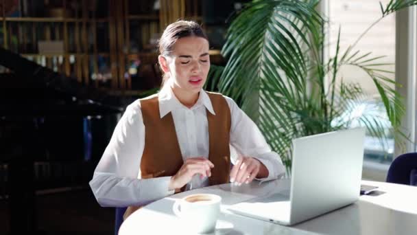 Źle Się Czuje Chora Kobieta Stojąc Pracy Pracując Nad Laptopem — Wideo stockowe