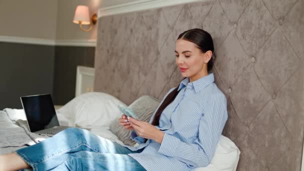 Tişörtlü Zengin Büyüleyici Bir Kadın Oteldeki Bir Yatağa Oturmuş Para — Stok video