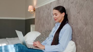 Odaklanmış iş kadını otel odasında dizüstü bilgisayarla çalışıyor. İçerde dizüstü bilgisayarda yazan bir bayan yönetici. Dairede dizüstü bilgisayara bakan ciddi bir iş kadınının portresi..