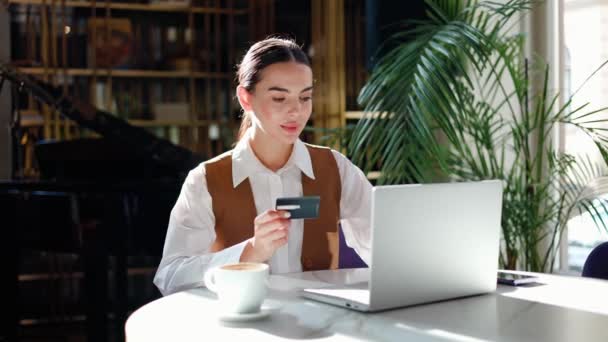 Online Winkelen Bankieren Investeren Laptop Met Kredietkaart Lokale Cafe Restaurant — Stockvideo
