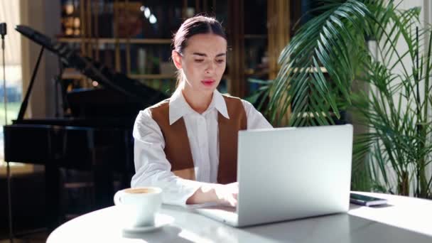 Втомлена Жінка Почувається Погано Хвора Стоячи Робочому Місці Працюючи Ноутбуці — стокове відео