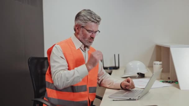 Уставший Седой Бородатый Инженер Строитель Сидит Столом Планирует Новый Бизнес — стоковое видео