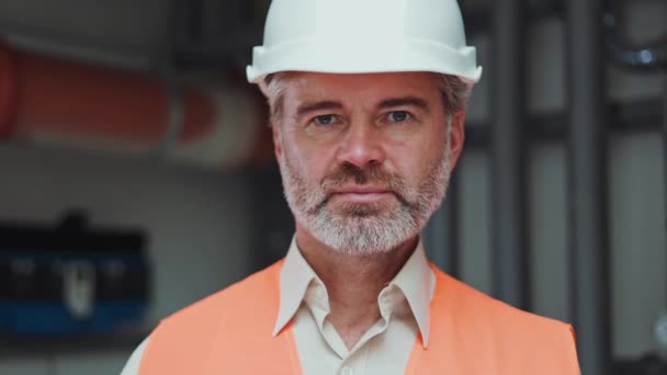 Portræt Flot Moden Mandlig Ingeniør Poserer Baggrund Metalrør Med Strømmende – Stock-video