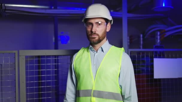 Zuverlässige Männliche Ingenieur Techniker Stehen Einem Technischen Raum Der Elektrischen — Stockvideo