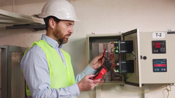 Eletricista Experiente Com Testador Elétrico Inspecionando Funcionalidade Quadro Comando Subestação — Vídeo de Stock