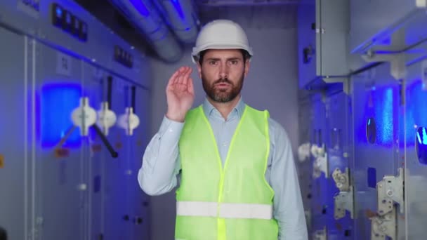 Técnico Engenharia Elétrica Colete Proteção Capacete Branco Esticar Seu Perigo — Vídeo de Stock
