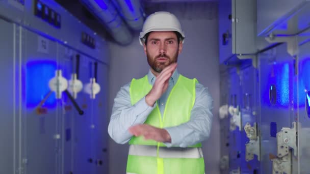 Elektrisk Ingenjör Skyddsväst Och Vit Hjälm Korsar Vapen Signalerar Fara — Stockvideo