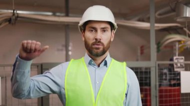 Metalürji fabrikasındaki beyaz erkek işçi elektrik santrali odasında duruyor. Mühendis teknolojist elektrikçi negatif duygu gösteriyor, teknik çalışmada sorunlar var..