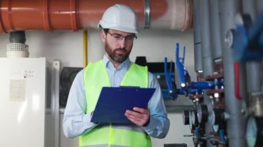 Fabrika kontrol ekipmanlarında nitelikli bir işadamı müdürü. Üretimde kalite kontrolde çalışan profesyonel bir adam. Sanayi ortamında imalat yapan adamı denetleyen fabrika denetçisi..