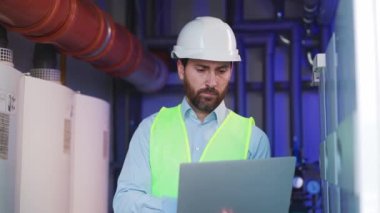 Kask takan elektrik mühendisi sorunları çözüyor. Elektrik santralinde çalışan teknik destek personeli. Elektrikçi sunucu odasında çalışıyor. Mühendis donanımı inceliyor. Fabrikanın bakımı.