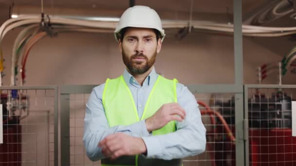 Yeşil Güvenlik Yeleği Miğfer Giymiş Yetenekli Erkek Mühendis Elektrik Santralinin — Stok video