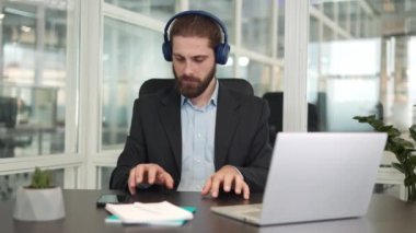 Portreli, portresi taşınabilir dizüstü bilgisayarıyla masada oturan ve kendini piyanist olarak hayal eden bir adam. Yaratıcı adam kablosuz kulaklıkla müzik dinliyor ve onu sanal piyanoda çalmaya çalışıyor..