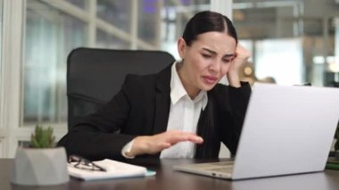 Sinirli kadın serbest çalışan masa başında oturmuş, son teslim tarihini kaçırırken modern dizüstü bilgisayar üzerinde çalışıyor. Telaşlı Kafkasyalı esmer iş yerinde sorun yaşıyor. Kapalı alandaki her şeye yetişmeye çalışıyor..