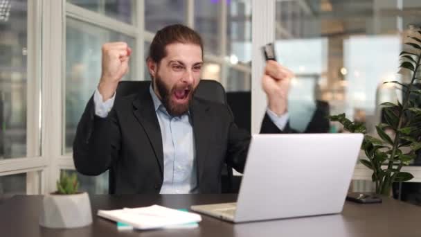 Trabalhador Escritório Feliz Expressando Emoção Positiva Enquanto Segurando Cartão Crédito — Vídeo de Stock