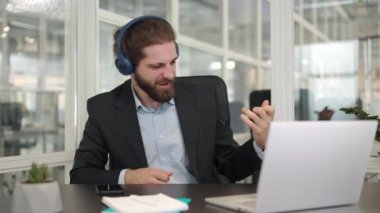 Kafkasyalı neşeli bir adam evde zor bir günün ardından gitar çalıyor ve kablosuz kulaklıkla en sevdiği şarkıyı dinliyor. Ofis kıyafetleri içindeki mutlu adam müziğin ritmini hissediyor..