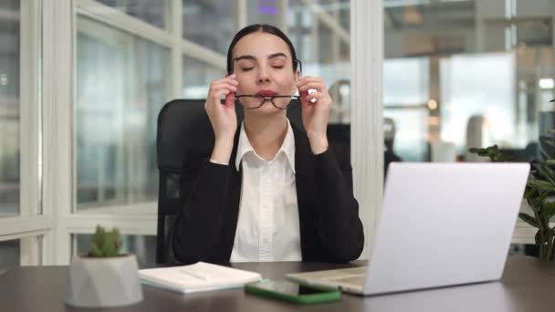 Ambitiøs Kvindelig Medarbejder Sidder Bruger Moderne Enheder Mens Bærer Briller – Stock-video