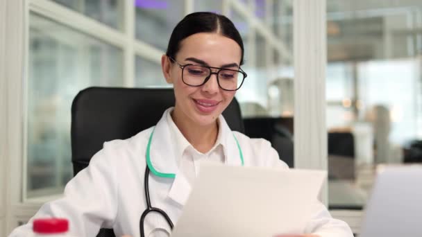 Retrato Profissional Médico Feminino Sentado Cadeira Sorrindo Rever Documentos Bem — Vídeo de Stock