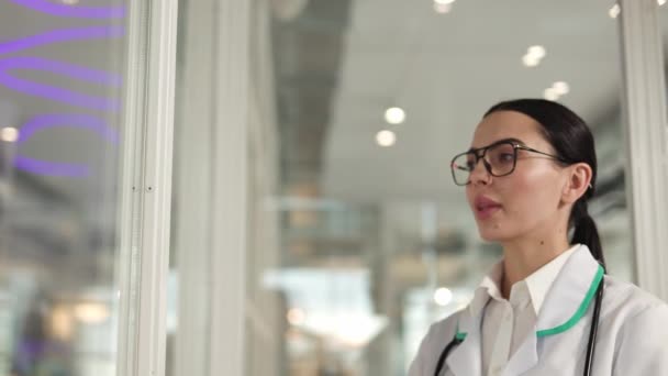Infirmière Adulte Épuisée Blouse Laboratoire Lunettes Penchant Coude Sur Mur — Video