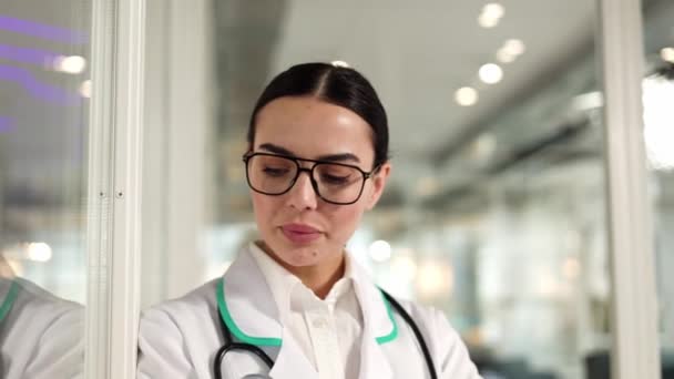 Médico Feminino Triste Fechado Uniforme Médico Branco Vindo Inclinando Contra — Vídeo de Stock
