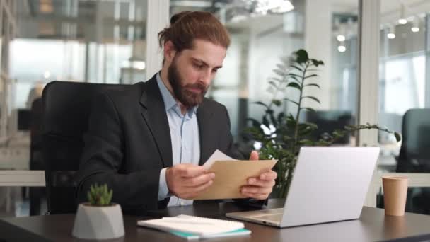 Empresário Surpreso Abrindo Envelope Lendo Notícias Chocadas Carta Correio Mesa — Vídeo de Stock