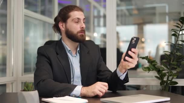 Funcionário Surpreendido Tentando Pegar Conexão Com Internet Smartphone Moderno Mesa — Vídeo de Stock