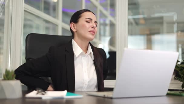 Yorgun Bir Kadını Ciddi Sırt Ağrısı Hissederken Masada Oturup Dijital — Stok video