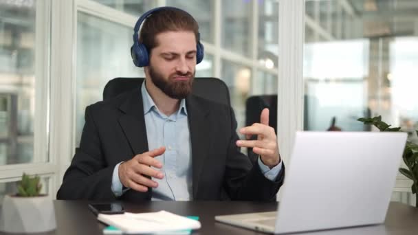 Συναισθηματική Υπάλληλος Γραφείου Ακούγοντας Μουσική Ασύρματα Ακουστικά Ενώ Προσποιείται Ότι — Αρχείο Βίντεο