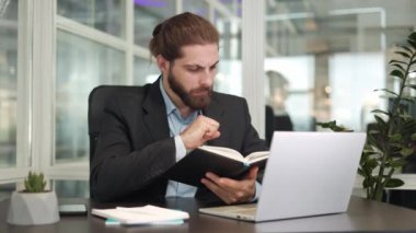 Yakışıklı, zeki beyaz iş adamının portresi kişisel not defterinden bilgi okurken içeriden kablosuz bilgisayara bağlanıyor. Ofiste iş görüşmeleri yapan sakallı bir erkek..
