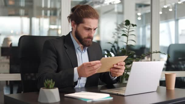 코카서스 사람은 노트북에 사무실에서 일하는 봉투에 정보를 복장을 직장에서 불쾌한 — 비디오