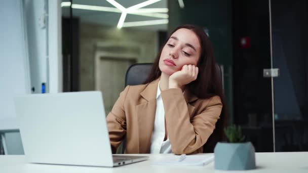 Gelangweilte Unmotivierte Arbeiterinnen Sitzen Mit Laptop Schreibtisch Und Versuchen Nach — Stockvideo