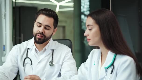 Retrato Dois Médicos Caucasianos Atenciosos Vestidos Com Vestido Médico Com — Vídeo de Stock