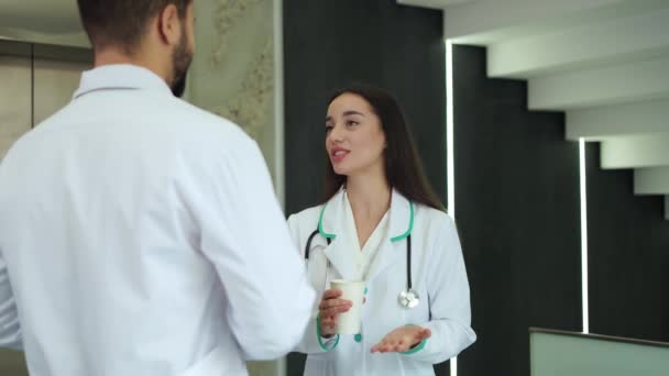 Pessoas Amigáveis Vestidos Médicos Frente Uns Dos Outros Segurando Copo — Vídeo de Stock
