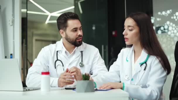 Equipe Dois Médicos Profissionais Sentados Mesa Discutindo Frasco Pílulas Terapeuta — Vídeo de Stock