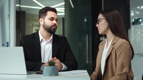 Kaukasiske Forretningspartnere Klædt Formelt Tøj Sidder Sammen Kontoret Skrivebord Taler – Stock-video