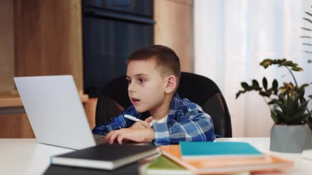 Roztomilý Chlapec Přepisuje Informace Bezdrátového Notebooku Notebooku Zatímco Sedí Pohodlném — Stock video