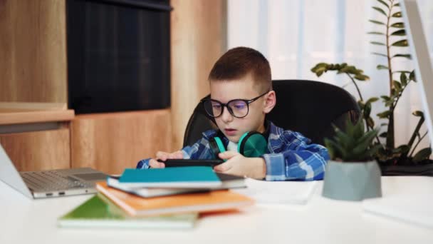 Kluge Männliche Kind Vertieft Sich Die Nutzung Persönlicher Smartphone Häuslicher — Stockvideo