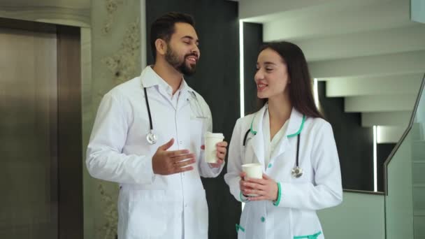 Retrato Dois Trabalhadores Médicos Confiantes Vestidos Com Roupão Médico Tendo — Vídeo de Stock
