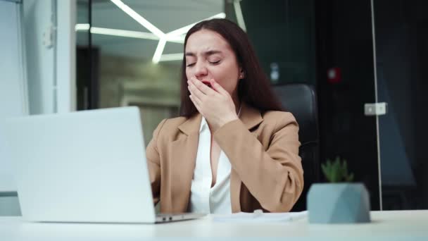 Fatigado Mulher Trabalhadora Roupas Formais Bocejando Depois Trabalho Duro Computador — Vídeo de Stock