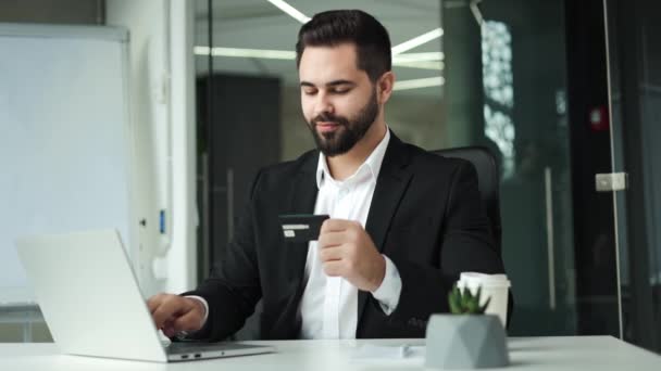 Wütender Mann Gibt Bankkartendaten Persönlichen Laptop Ein Während Schreibtisch Business — Stockvideo
