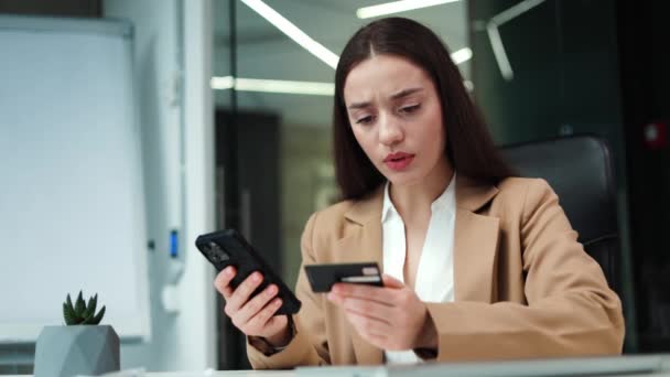 Gestresste Jonge Vrouw Met Een Moderne Smartphone Tijdens Het Hebben — Stockvideo